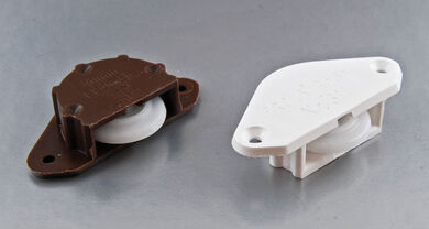 Valkoinen ja ruskea liukuoven alaohjain