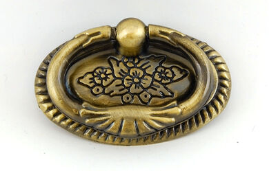 Antiikkipatinoitu Anilla-Z rengasvedin jossa keskellä kukkakuvio