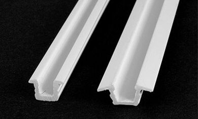 Valkoinen liukuoven kisko