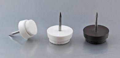 Valkoinen ja ruskea huopanasta