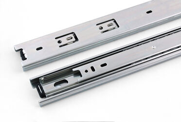 Sivukiinnitteiset liukukiskot laatikkoon