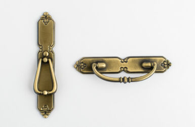 Antiikkinen riippuvedin kapealla taustalaatalla